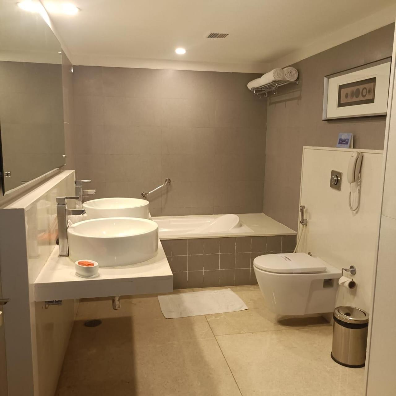 Royal Park Kakinada Hotel ภายนอก รูปภาพ